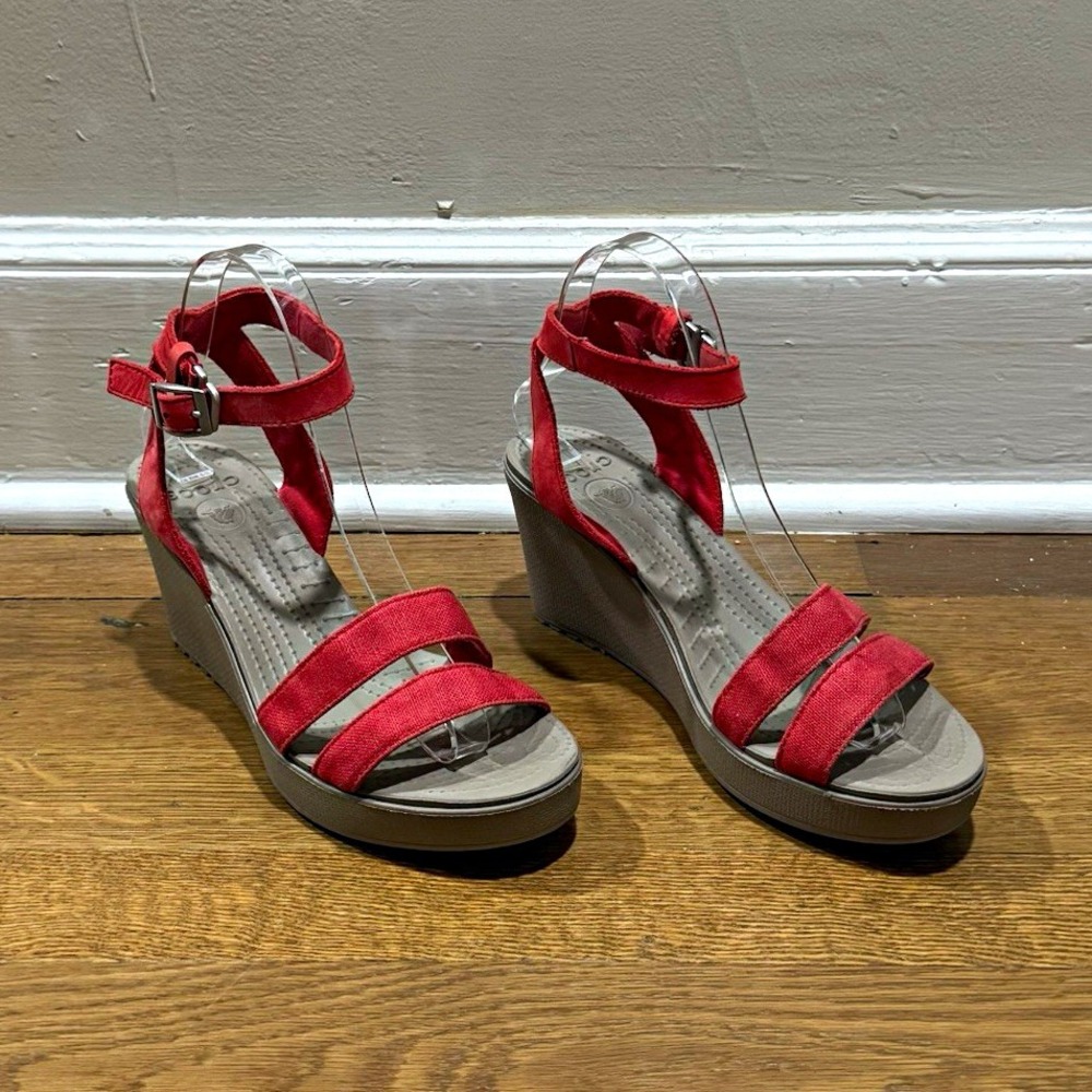 Crocs Leigh Red Lightweight Strappy Ankle Strap Wedge Sandals Sz 8
